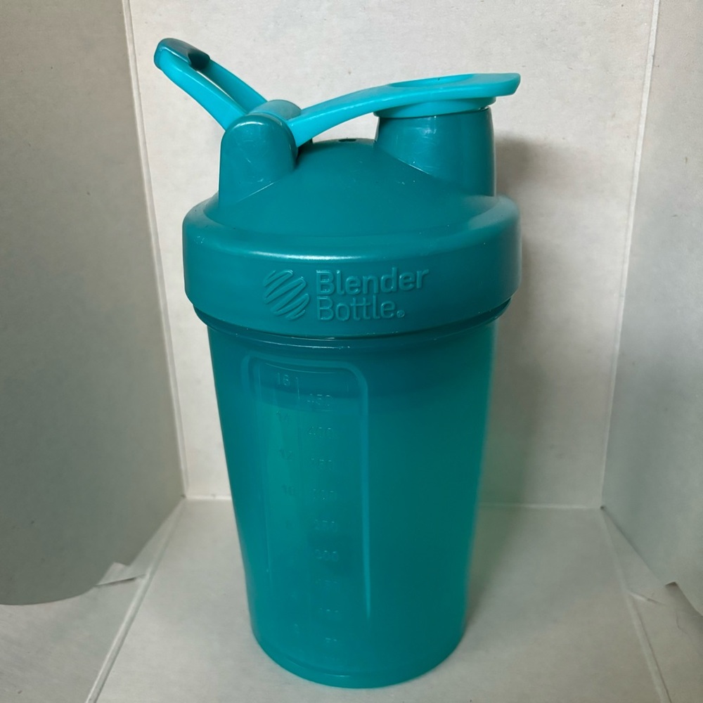 Blender Bottle Teal Shaker Bottle 22 oz prostak w/powder or pill compartment